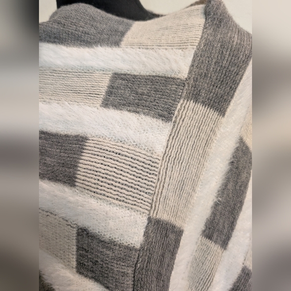 NWT Fadivo New York Soft Pull Over Poncho Shawl OS Tan, Gray, White - Picture 2 of 12